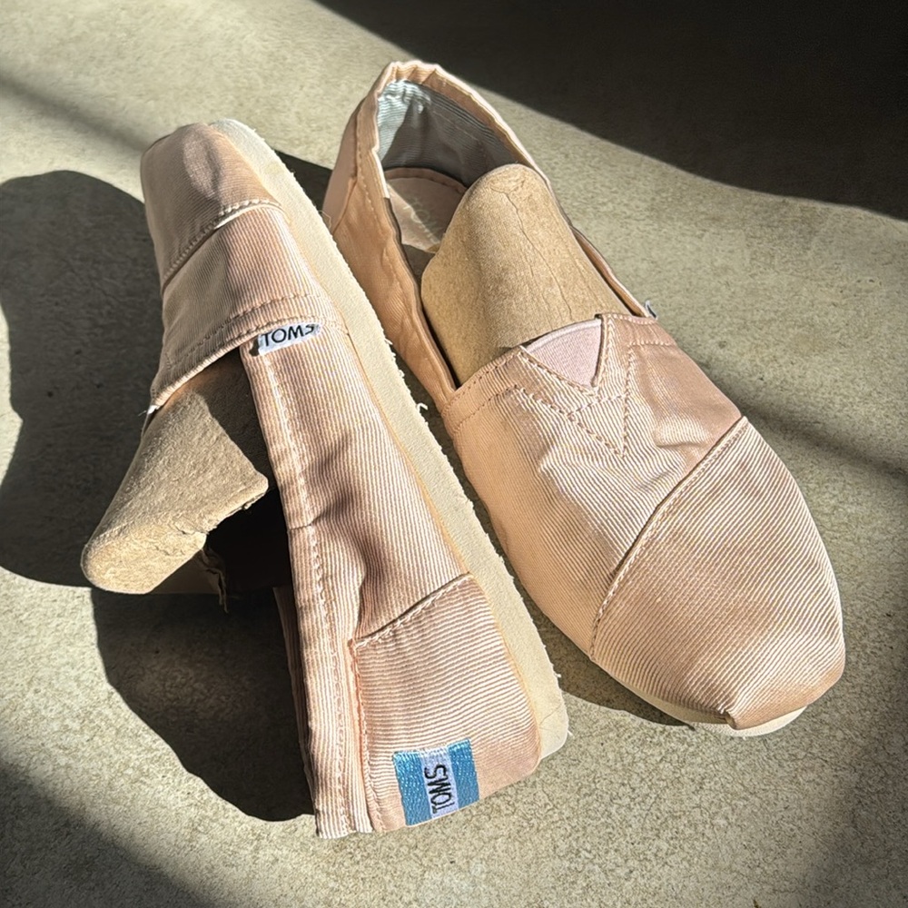 Pink TOMS W9 never worn